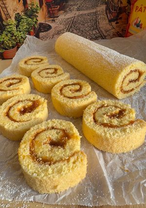 Gluténmentes piskótatekercs baracklekvárral Schär Mix C lisztből recept fotója