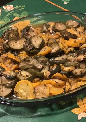 Une photo de Courgettes bicolores au jus de bœuf et herbes aromatiques
