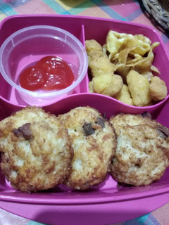 Foto resep Bekal Anak (omelet nasi + dori popcorn + telur supir)