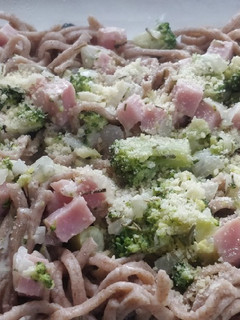 Una foto de Fideos caseros integrales con salsa de brócoli con crema 🥰😍💞