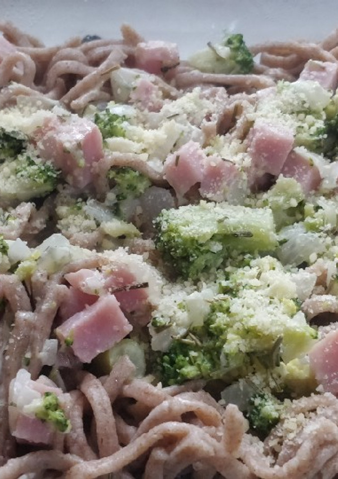 Una foto de Fideos caseros integrales con salsa de brócoli con crema 🥰😍💞