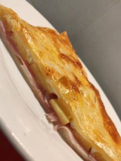 Una foto de Hojaldre de jamón, queso y manzana