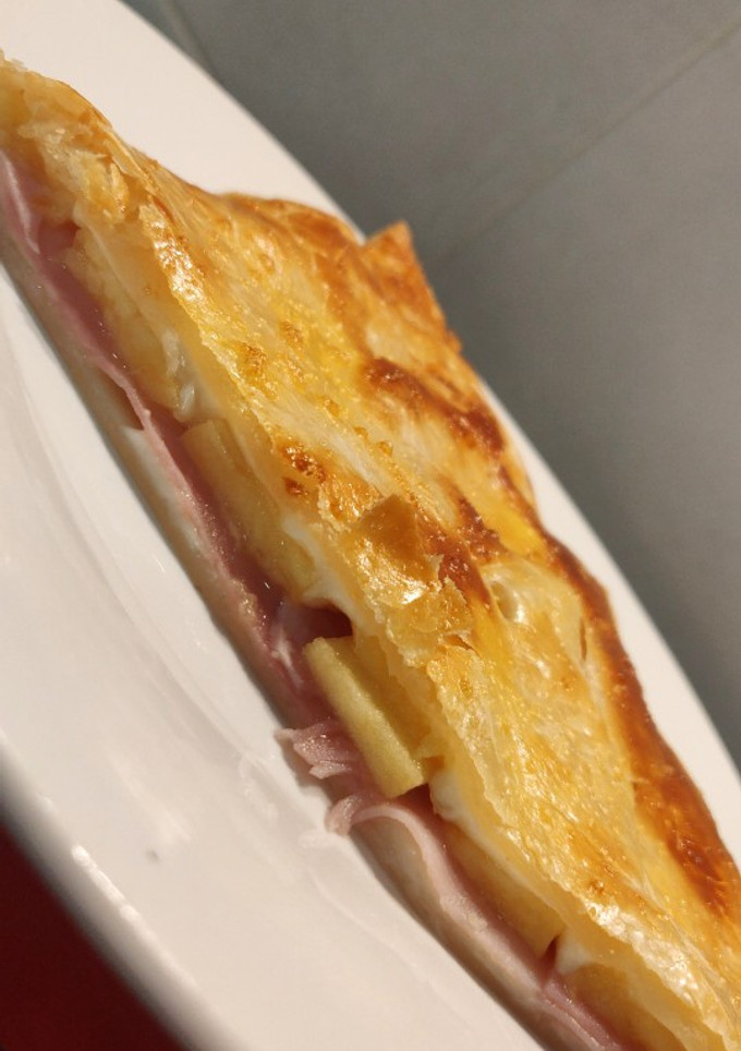 Una foto de Hojaldre de jamón, queso y manzana