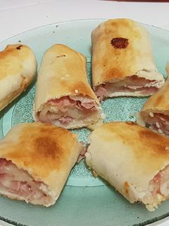 Una foto de Pan casero relleno de jamón y queso 🤤🍞