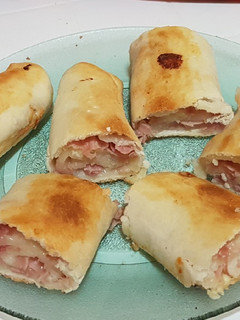 Una foto de Pan casero relleno de jamón y queso 🤤🍞