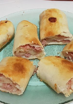 Una foto de Pan casero relleno de jamón y queso 🤤🍞