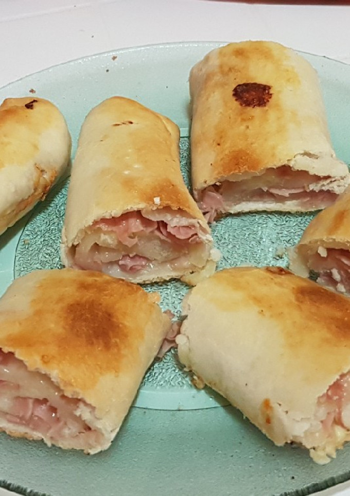 Una foto de Pan casero relleno de jamón y queso 🤤🍞