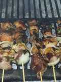 Brochettes variado de carnes con verduras