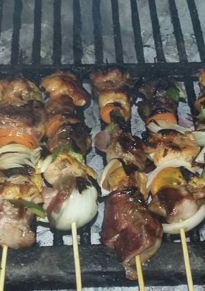 Una foto de Brochettes variado de carnes con verduras