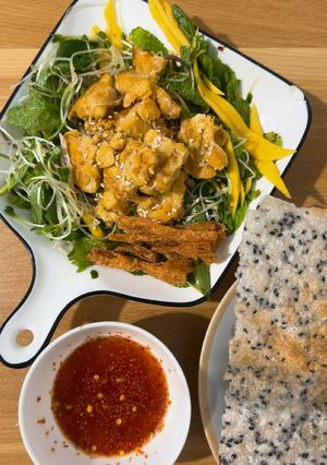 Hình của món Nộm Tempeh xúc bánh đa.