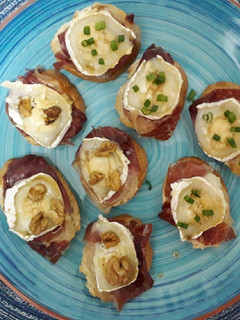 Una foto de Tostas de Jamón con Queso de cabra y Miel