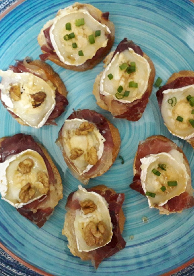 Una foto de Tostas de Jamón con Queso de cabra y Miel