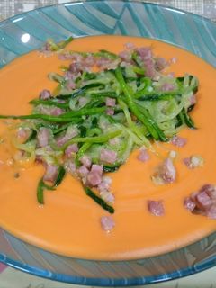 Una foto de Salmorejo con espaguetis de calabacín y jamón