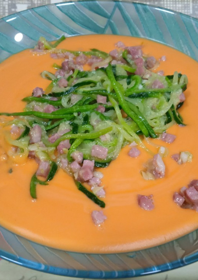 Una foto de Salmorejo con espaguetis de calabacín y jamón