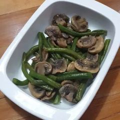 A picture of Green beans with mushrooms.