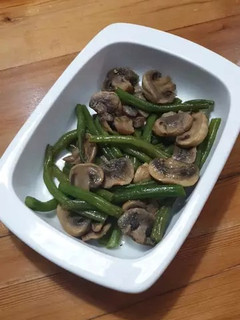 A picture of Green beans with mushrooms.