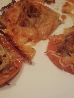 Una foto de Tomates con atún y queso fundido