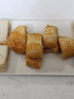 Una foto de Bocadillo de atún y cuadraditos de paté