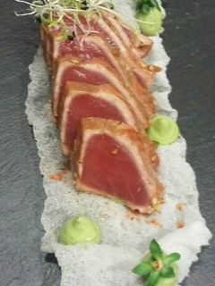 Una foto de Tataki de atún con guacamole