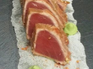 Tataki de atún con guacamole