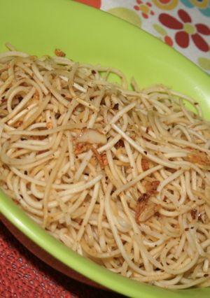 A picture of Burnt Chilli Garlic Noodles.