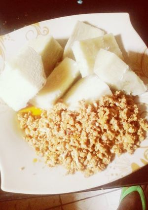 A picture of Boiled yam & omellete.