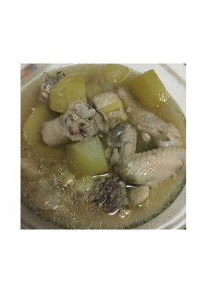 A picture of Tinola (chicken soup).