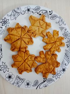 मठरी (mathri recipe in Hindi) रेसिपी मुख्य फोटो