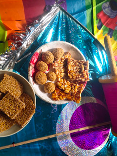 તલના લાડુ તથા ચીકી (Til Ladoo Chikki Recipe In Gujarati) રેસીપી મુખ્ય ફોટો