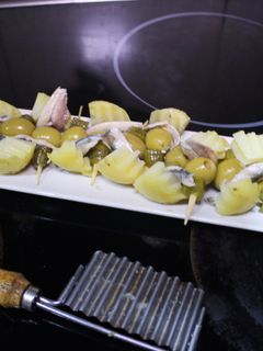 Una foto de Pinchos de boquerones en vinagre con patatas