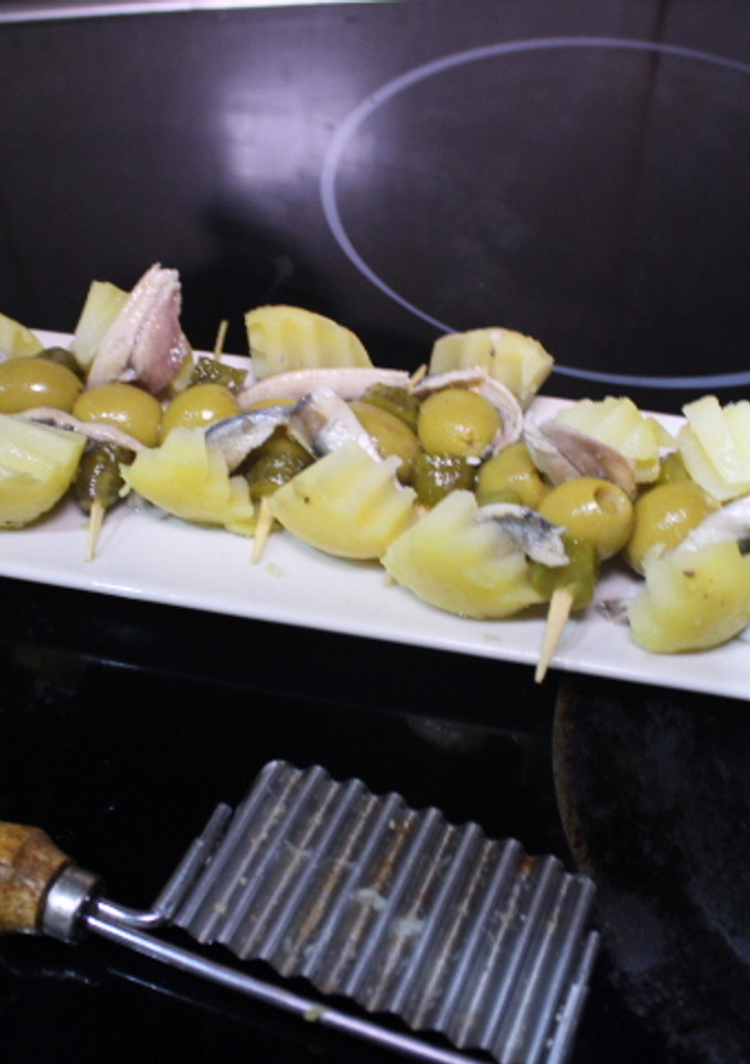 Una foto de Pinchos de boquerones en vinagre con patatas