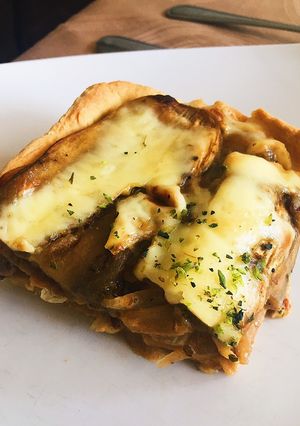 Una foto de Quiche de berenjena, cebolla caramelizada y champiñón