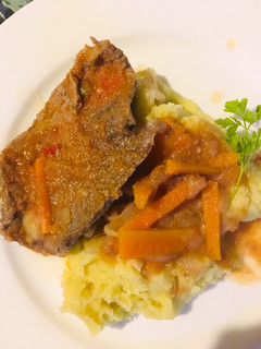 Una foto de Bifes a la criolla con puré