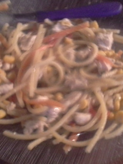 Una foto de Chop suey con fideos y pollo ☆