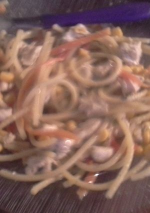 Una foto de Chop suey con fideos y pollo ☆
