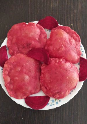 बीट रूट पूरी (beetroot poori recipe in Hindi) रेसिपी मुख्य फोटो