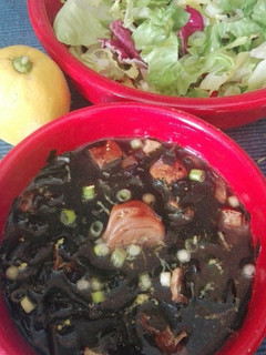 Una foto de Sopa de portobellos y wakame
