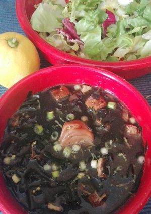 Una foto de Sopa de portobellos y wakame