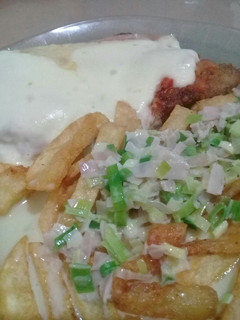 Una foto de Milanesas a la napolitana con papas fritas con crema de verdeo