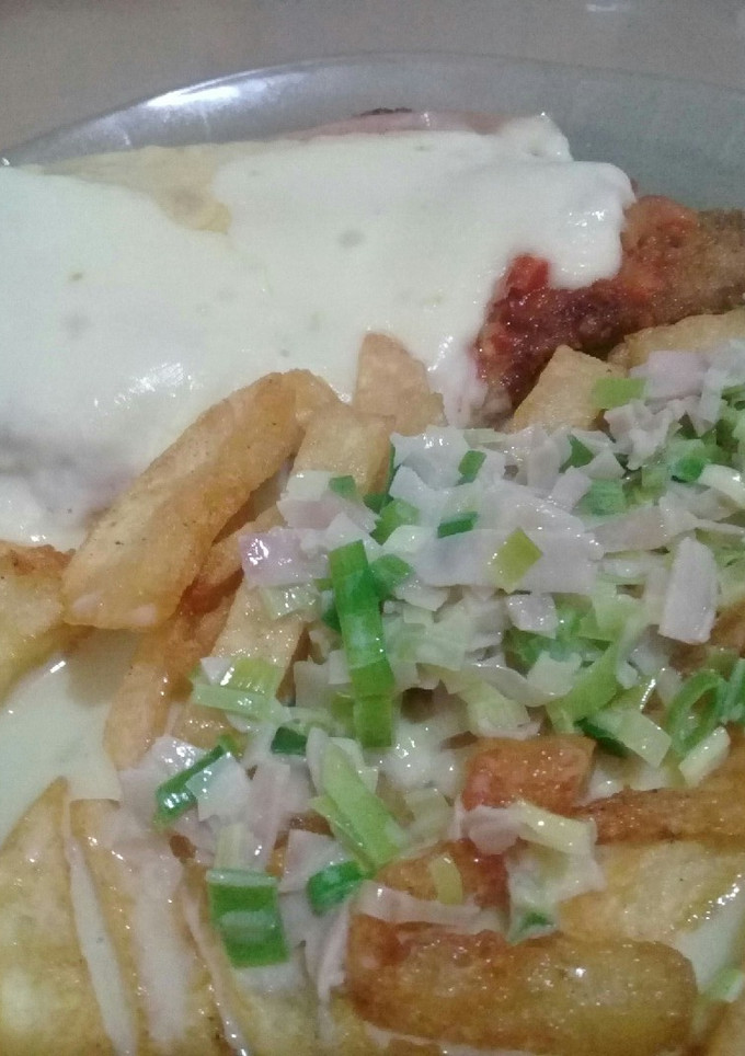 Una foto de Milanesas a la napolitana con papas fritas con crema de verdeo