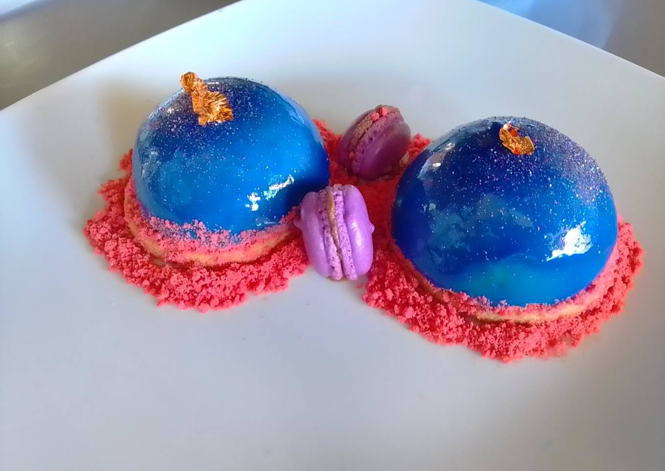 Mousse rellena de jelly cubierta con glaseado espejo🌌