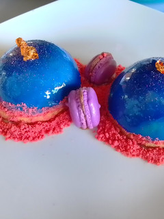 Una foto de Mousse rellena de jelly cubierta con glaseado espejo🌌