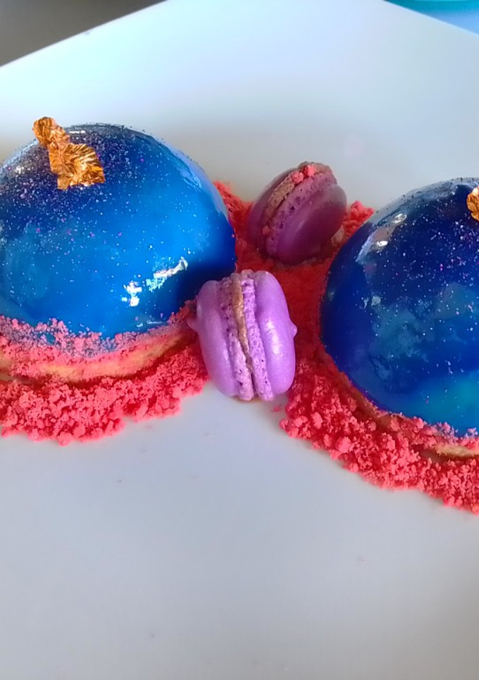 Una foto de Mousse rellena de jelly cubierta con glaseado espejo🌌