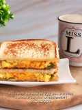 Sandwich Telur Hancur Cheese dengan Sos Sriracha