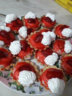 صورة لوصفة تارتولات بكريمة سهلة وبنينة 🍓❤