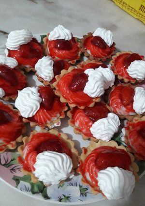 صورة لوصفة تارتولات بكريمة سهلة وبنينة 🍓❤