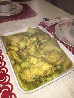 Una foto de Pollo con papas y guisantes