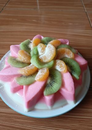 Foto resep Pudding susu & strawberry topping buah