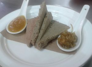 Una foto de Paté de pato con chutney de tomatillo