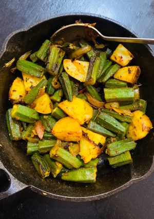 A picture of Vindi Aloo fry (Okra Potato fry).